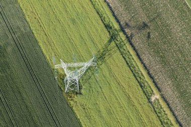 Elektrik telleri büyük ölçekli güç enerji Kulesi havadan görünümü 