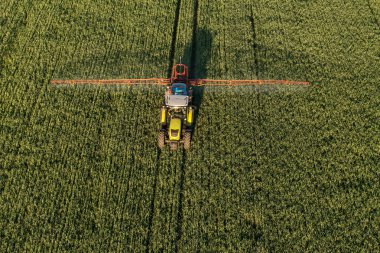 Traktörle hasat alanlarının hava görüntüsü 