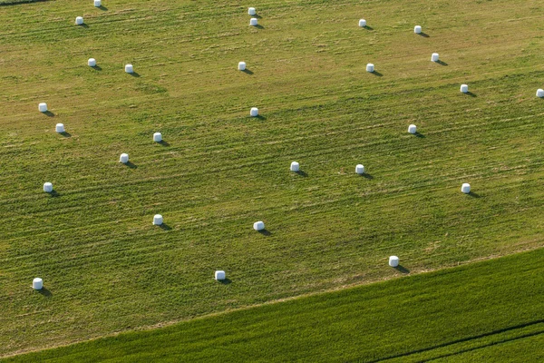 Letecký pohled na balíky sena na poli — Stock fotografie