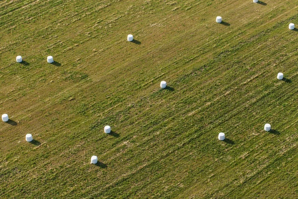 Letecký pohled na balíky sena na poli — Stock fotografie