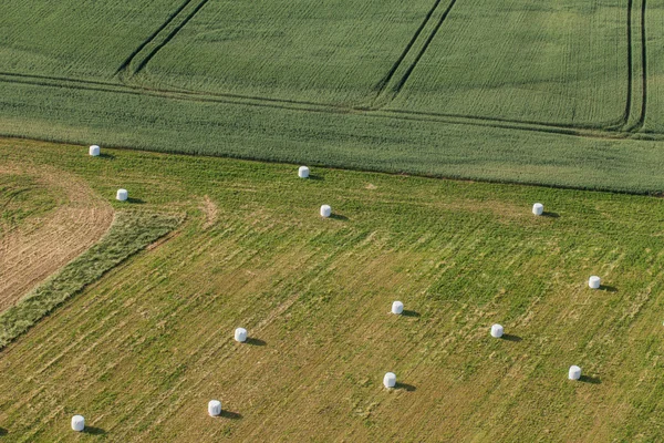 Letecký pohled na balíky sena na poli — Stock fotografie