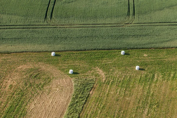 Vista aérea de fardos de heno en el campo —  Fotos de Stock