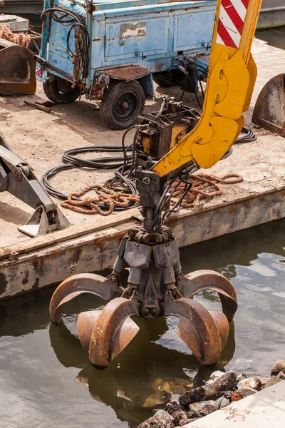 Long arm excavator working on river bank — Stock Photo, Image