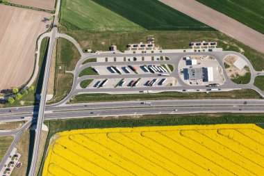 otoyol ve yeşil, sarı hasat alanlarının havadan görünümü