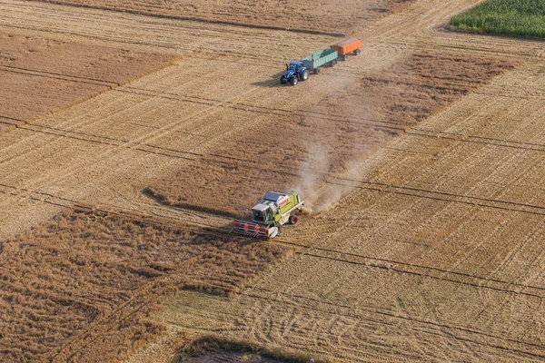 Wroclaw, Polen - 22 juli 2015: luchtfoto van het combineren op h — Stockfoto