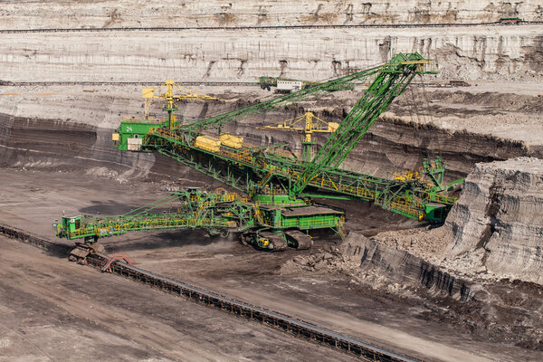 вид с воздуха на угольную шахту