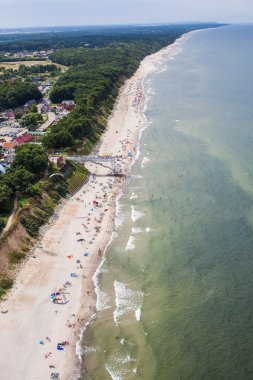 Baltık Denizi kıyısında kumlu Lehçe Beach havadan görünümü 