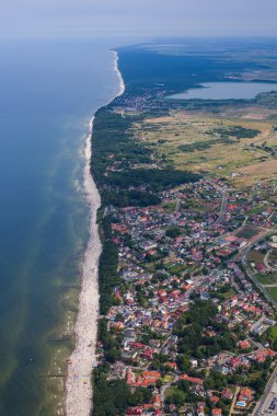 Baltık Denizi kıyısında kumlu Lehçe Beach havadan görünümü 