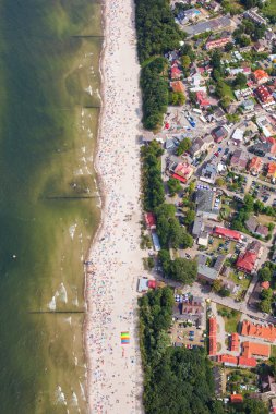 Baltık Denizi kıyısında kumlu Lehçe Beach havadan görünümü 