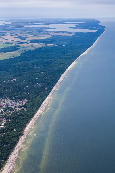 Vista aérea de la playa de pulido de arena en el mar Báltico —  Fotos de Stock