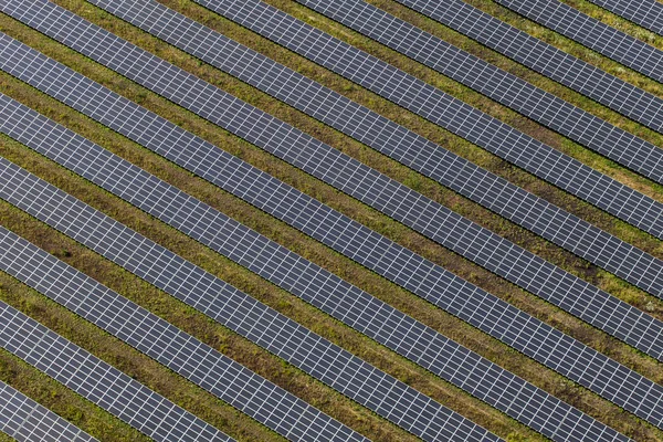 Vista aérea da central de energia solar — Fotografia de Stock