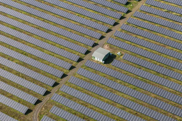 Вид з повітря на сонячну електростанцію — стокове фото