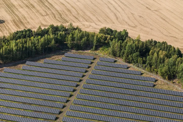 Güneş enerjisi Santrali havadan görünümü — Stok fotoğraf