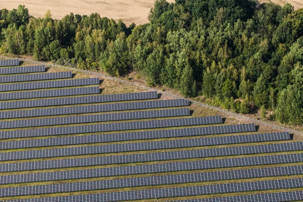 Vista aérea da central de energia solar — Fotografia de Stock