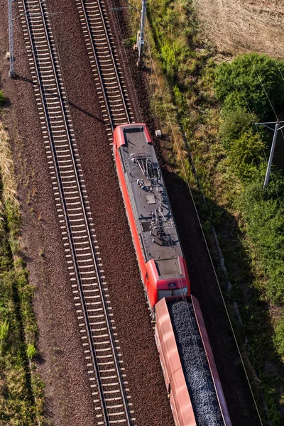 Vista aerea del treno e del binario ferroviario — Foto Stock