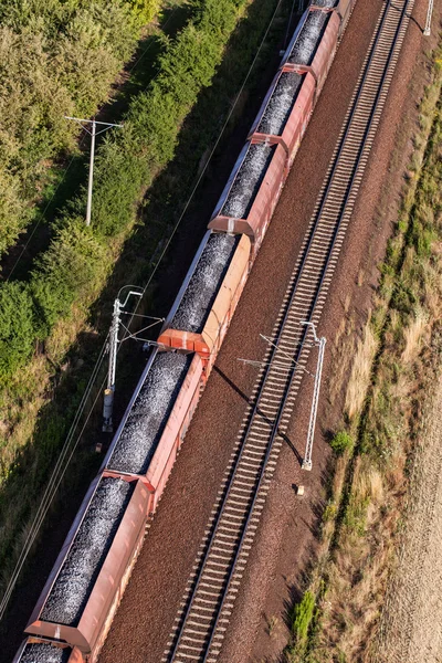 Vista aérea do comboio e da via férrea — Fotografia de Stock