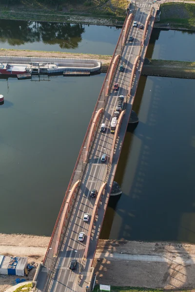 Luchtfoto van brug over de Odra rivier in Wroclaw stad — Stockfoto