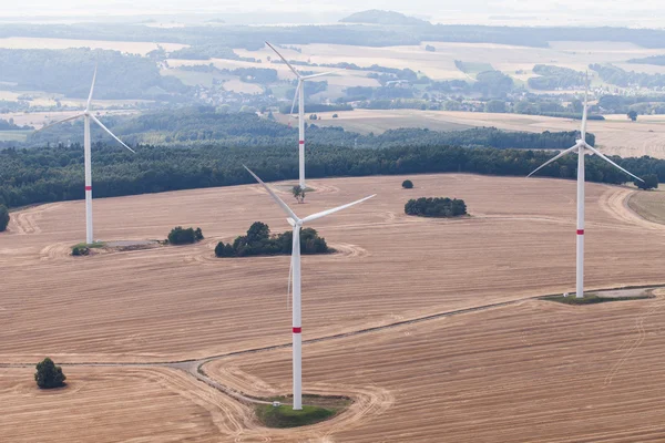 Turbina eólica em um campo, foto aérea — Fotografia de Stock