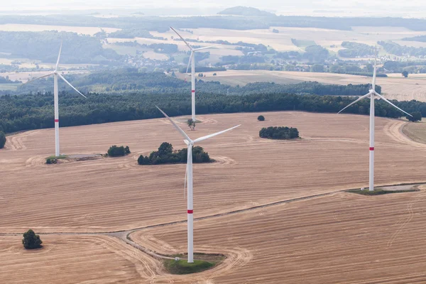 Szélturbina egy mező, légi fotó — Stock Fotó