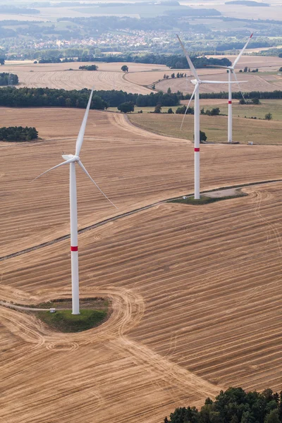 Windturbine op een veld, luchtfoto foto — Stockfoto