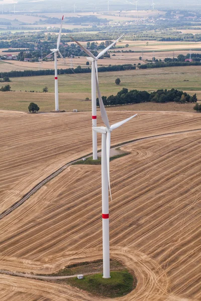 Turbina eólica em um campo, foto aérea — Fotografia de Stock