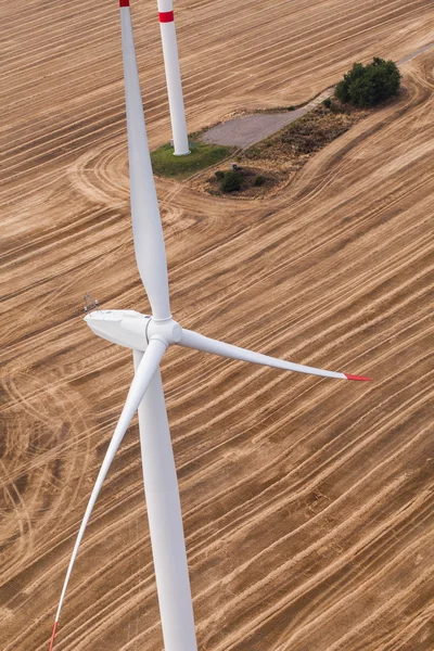 Vindkraftverk på ett område, flygbilder Foto — Stockfoto