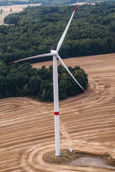 Turbina eolica su un campo, foto aerea — Foto Stock