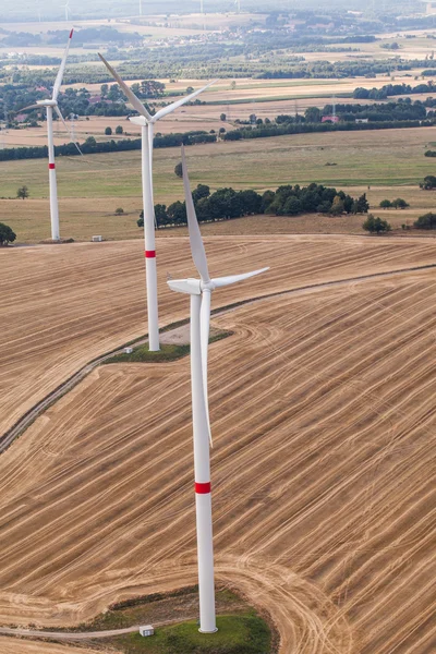 Turbin wiatrowych na pole, Antenowa Fotografia — Zdjęcie stockowe