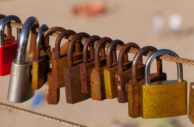 Köprü korkuluk paslı kilitleri