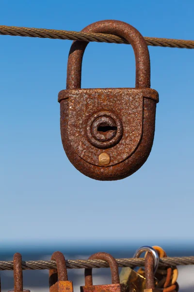 Rusty lock on bridge railing — Stock Photo, Image