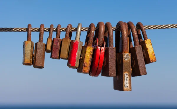 Rusty locks on bridge railing — Stock Photo, Image