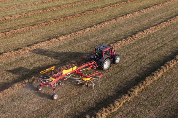 Felder mit Traktor ernten — Stockfoto