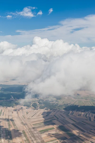 Paisagem nublada pitoresca no céu brilhante — Fotografia de Stock