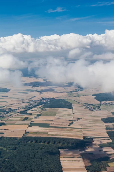 Paisagem nublada pitoresca no céu brilhante — Fotografia de Stock