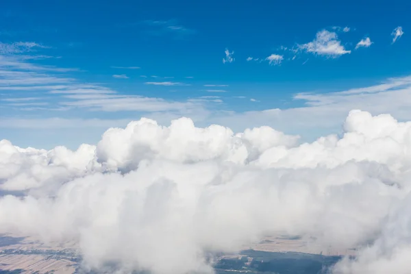 Paisagem nublada pitoresca no céu brilhante — Fotografia de Stock