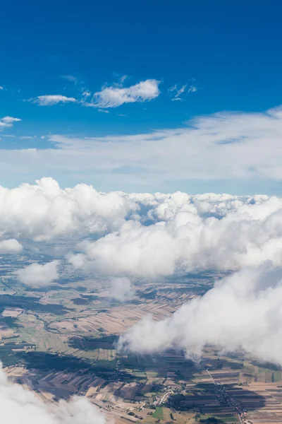 Paisagem nublada pitoresca no céu brilhante — Fotografia de Stock