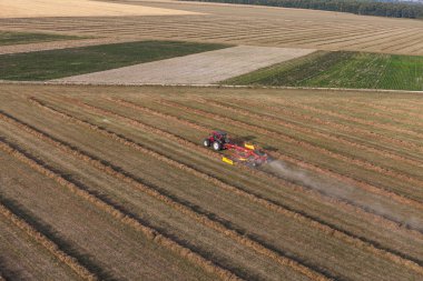 traktör ile hasat alanları
