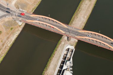 Araba ile modern köprü