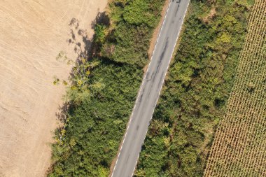 köy yolu havadan görünümü