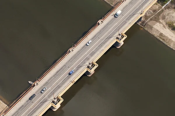 Moderne brug met auto 's — Stockfoto