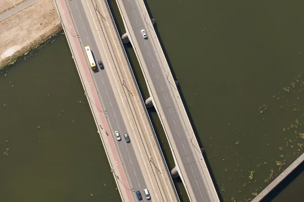 Современный мост с автомобилями — стоковое фото