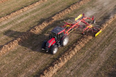 traktör ile hasat alanları