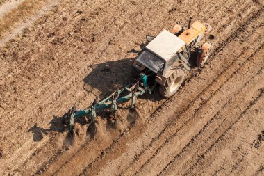 traktör ile hasat alanları
