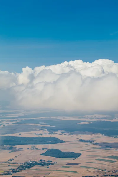 Paisagem nublada pitoresca no céu brilhante — Fotografia de Stock