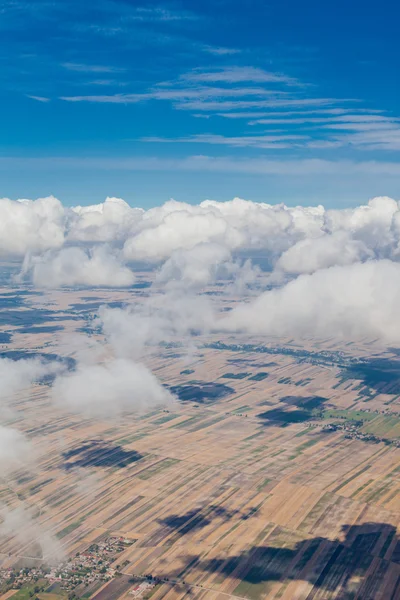Malerische Wolkenlandschaft am strahlenden Himmel — Stockfoto