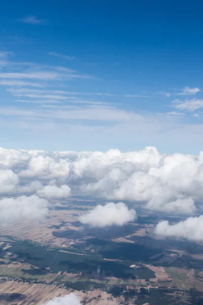 Pintoresco paisaje nublado en el cielo brillante —  Fotos de Stock