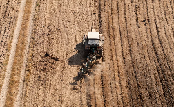 Campos de cosecha con tractor — Foto de Stock