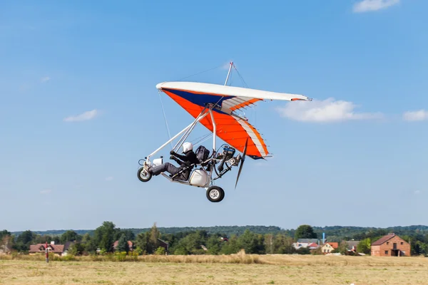 机动的悬挂式滑翔机 — 图库照片