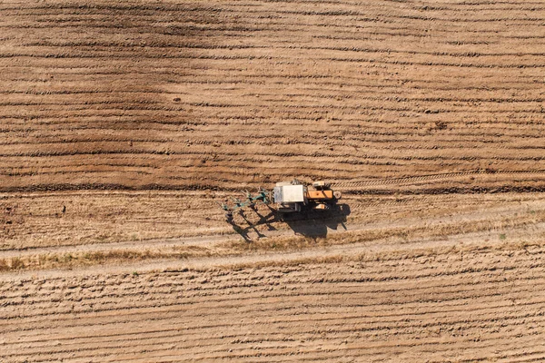 Campos de colheita com trator — Fotografia de Stock