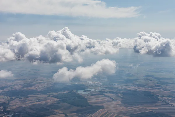 Vista aérea del paisaje del pueblo cerca de la ciudad de Pinczow sobre clo —  Fotos de Stock